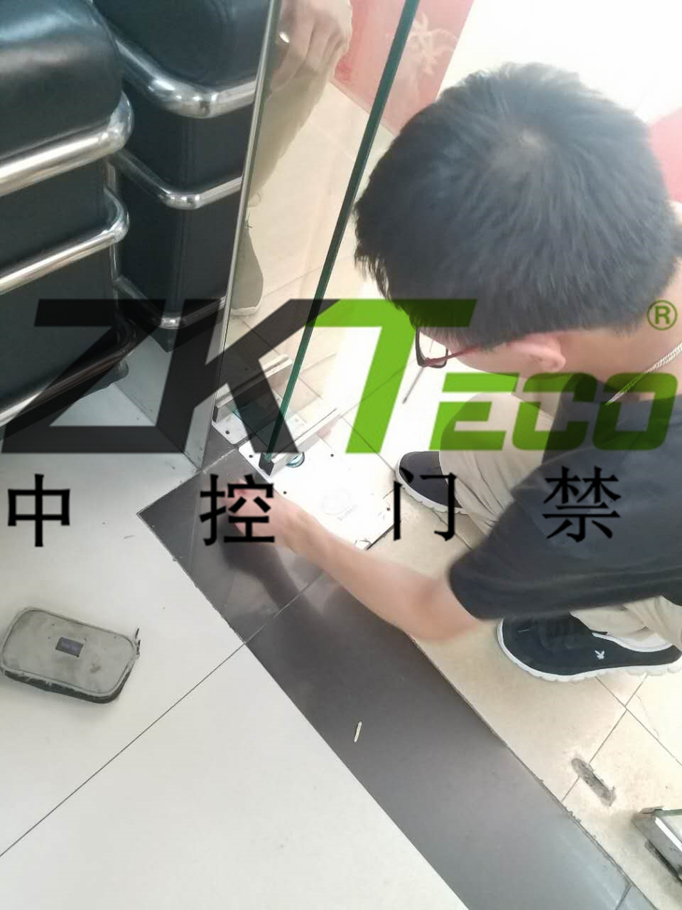 中控門禁公司在越秀區(qū)更換玻璃門彈簧，調(diào)維修玻璃門